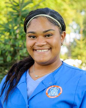 Dental assistant Kiylee